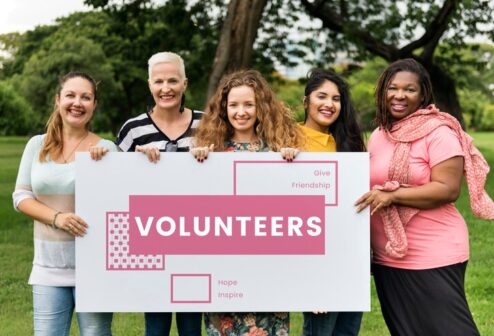 women-volunteers_53876-95306